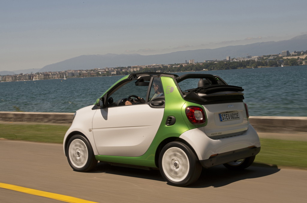 smart fortwo cabrio electric drive; prime, white, electric green;Stromverbrauch kombiniert: 13,0 kWh/100 km; CO2-Emissionen kombiniert: 0 g/km* smart fortwo cabrio electric drive; prime, white, electric green;Electric energy consumption: 13.0 kWh/100 km; CO2 emissions, combined: 0 g/km*