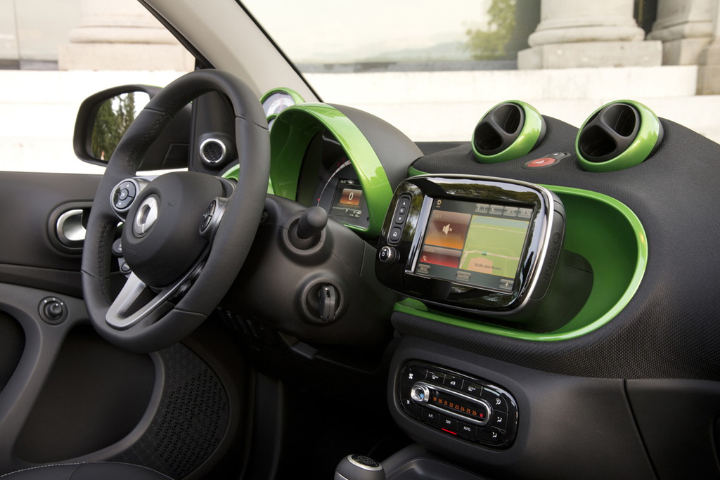 smart fortwo cabrio electric drive; tailormade, electric green;Stromverbrauch kombiniert: 13,0 kWh/100 km; CO2-Emissionen kombiniert: 0 g/km* smart fortwo cabrio electric drive; tailormade, electric green;Electric energy consumption: 13.0 kWh/100 km; CO2 emissions, combined: 0 g/km*