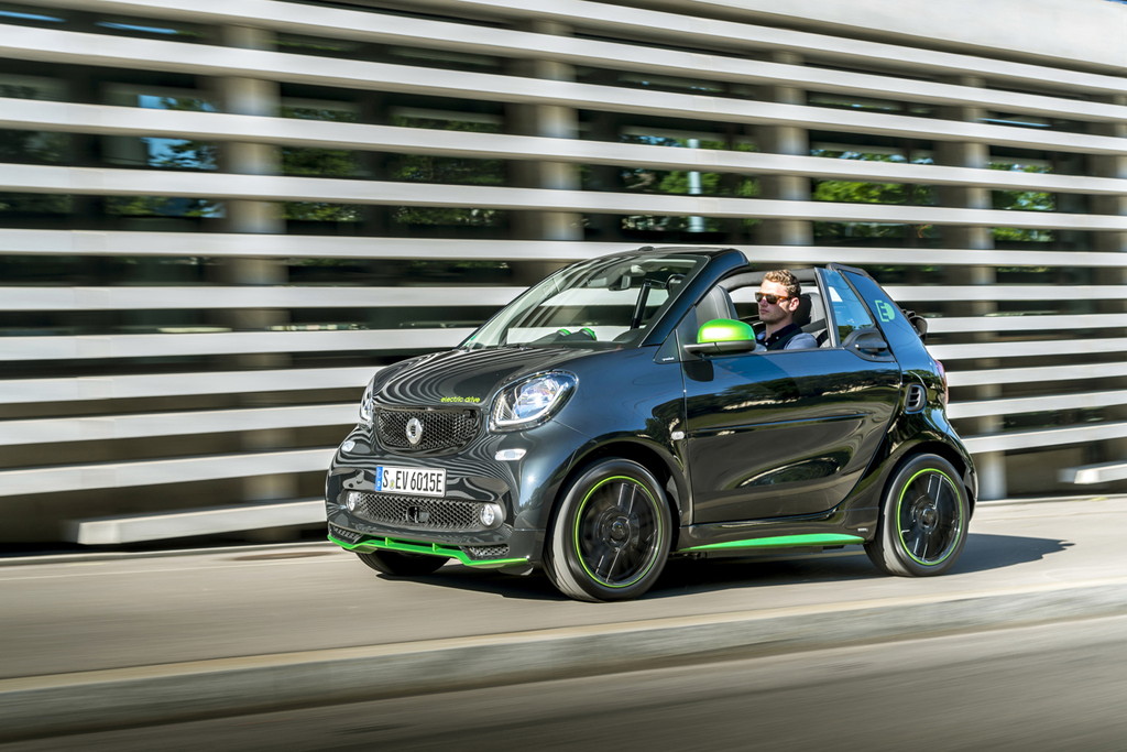 smart fortwo cabrio electric drive; black, greenflash;Stromverbrauch kombiniert: 13,0 kWh/100 km; CO2-Emissionen kombiniert: 0 g/km* smart fortwo cabrio electric drive; black, greenflash;Electric energy consumption: 13.0 kWh/100 km; CO2 emissions, combined: 0 g/km*