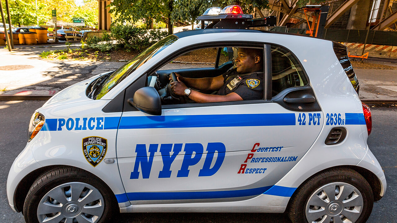 1台の車が付いているダロンNYPDの小型警察署 - 自動車