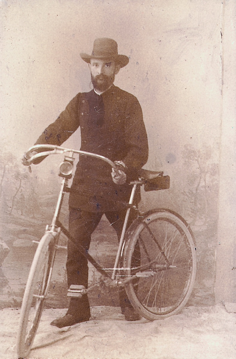 robert_bosch_with_his_bike_1890-2