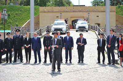 キエフで開かれた納車式で、三菱自動車工業の益子修氏は「環境に優しいだけでなく、電子制御式4WDのS-AWCなどを搭載し、警察車両にふさわしい」とアピールした。