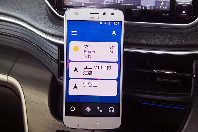 ↑Incipio Vehicle Dockを介して車内へセットした「Moto Z2 Play」。表示する情報を絞っているのでスマホの画面サイズでも見やすい