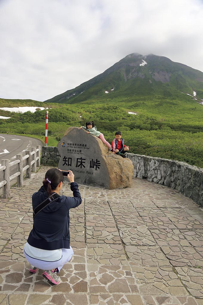 ヒグマたちが暮らす 世界遺産の半島 北海道 知床峠 絶景ドライブ 日本の峠を旅する Carsmeet Web 自動車情報サイト Le Volant Carsmeet Web ル ボラン カーズミート ウェブ