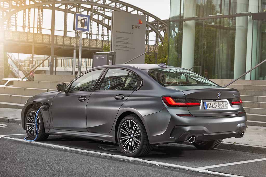 海外試乗】「新型BMW3シリーズPHEV」重量増をモノともしない動力性能と高い環境性能を披露！ - CARSMEET WEB | 自動車情報サイト『LE VOLANT CARSMEET WEB(ル・ボラン