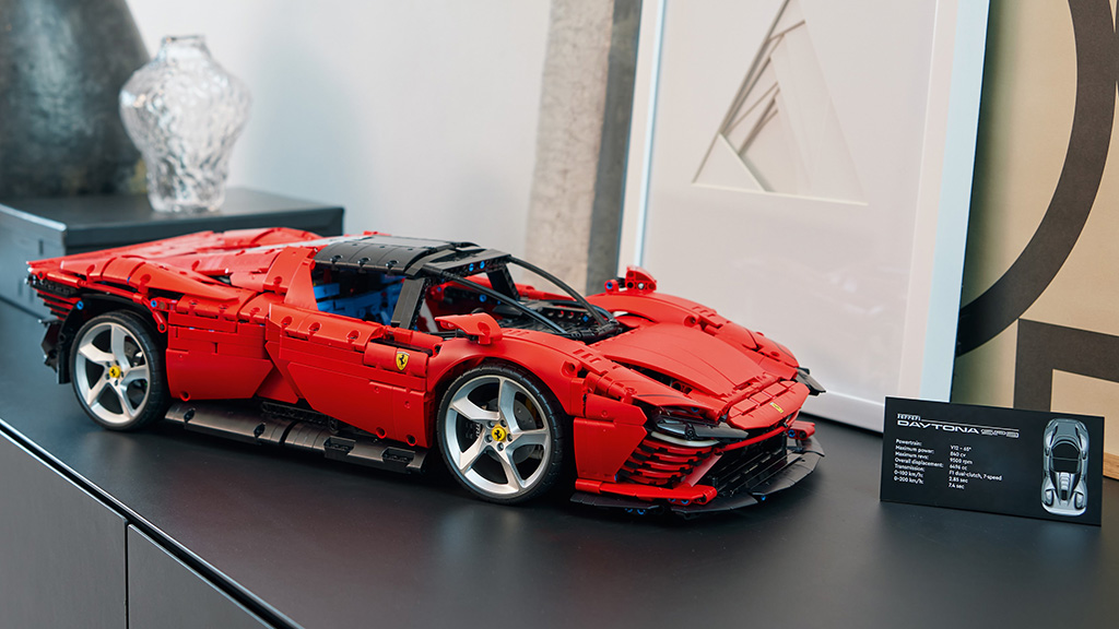 フェラーリDaytona SP3がレゴ®テクニックで登場！ V12エンジンや跳ね馬 