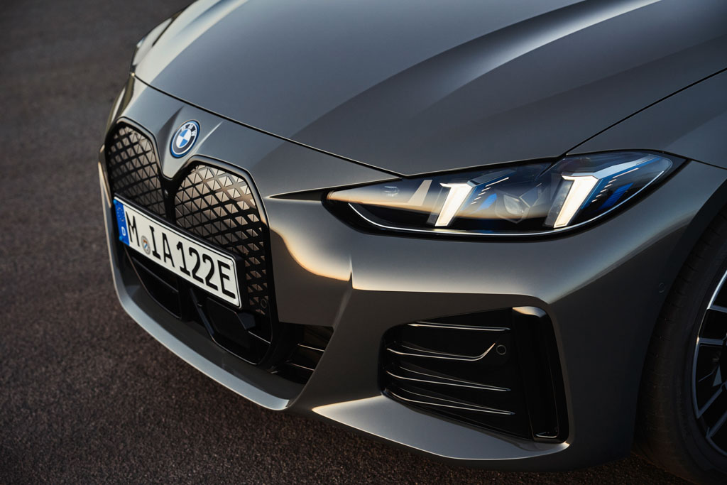 7月にマイナーチェンジ版が生産開始！ 新型｢BMW i4｣｢BMW 4シリーズ グランクーペ｣､テクノロジーとデザインを刷新へ